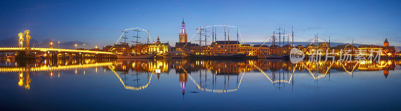 荷兰Overijssel Kampen的天际线的夜景